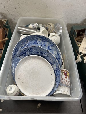 Lot 566 - Box of various assorted ceramics to include...