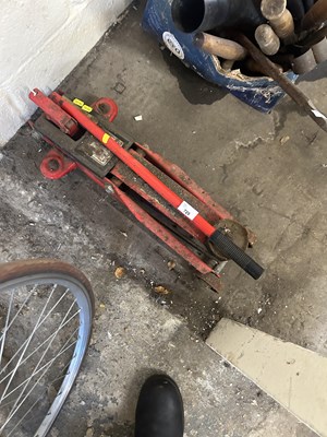 Lot 729 - A trolley jack