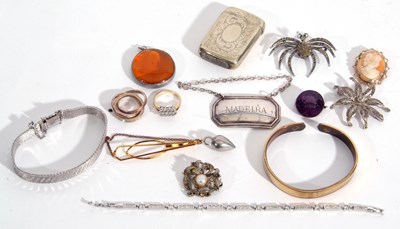 Lot 300 - Mixed Lot: costume jewellery, brooches, rings,...