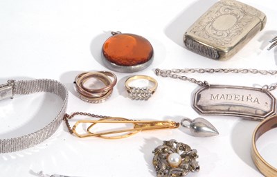 Lot 300 - Mixed Lot: costume jewellery, brooches, rings,...