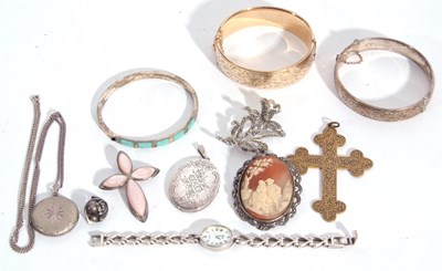 Lot 304 - Small quantity of costume jewellery to include...