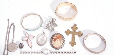 Lot 304 - Small quantity of costume jewellery to include...