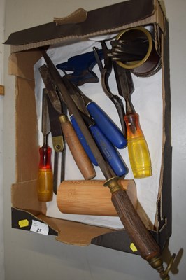 Lot 25 - Box of assortef chisels and other items