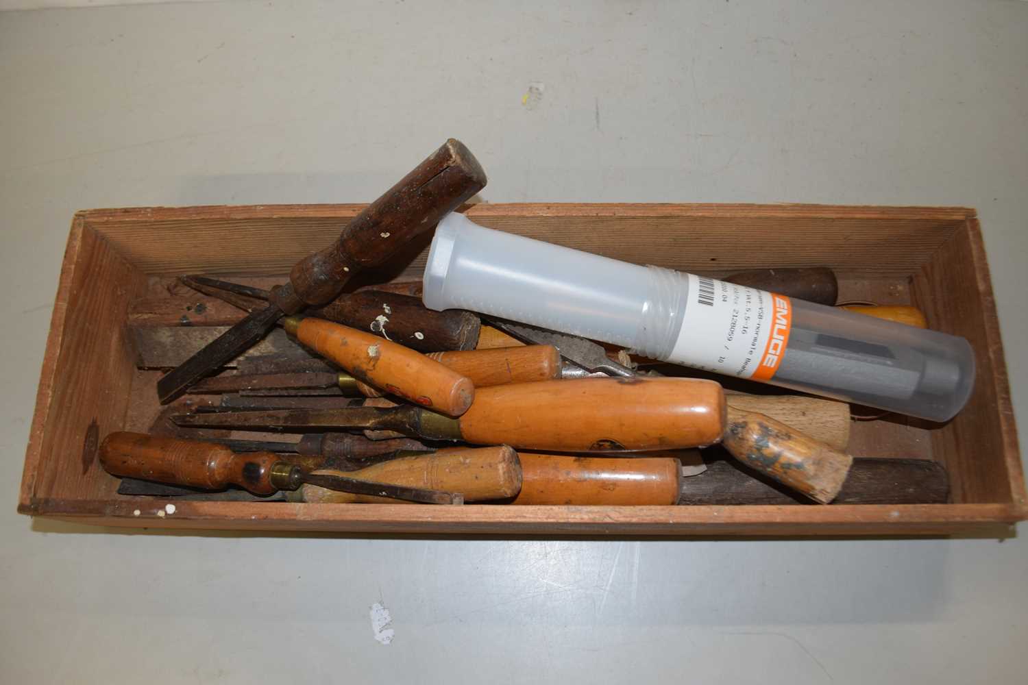 Lot 75 - Box of various assorted chisels and other