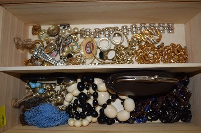 Lot 85 - Box of assorted costume jewellery