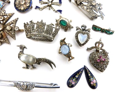 Lot 311 - Quantity of vintage paste set jewellery to...