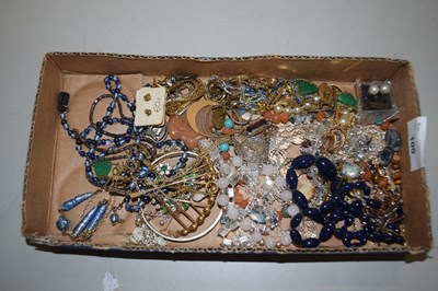 Lot 100 - Box of assorted costume jewellery