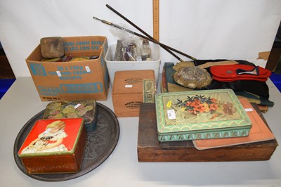 Lot 115 - Mixed Lot: Various vintage tins, cut throat...