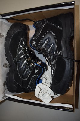 Lot 118 - Dickies Storm boots UK size 9