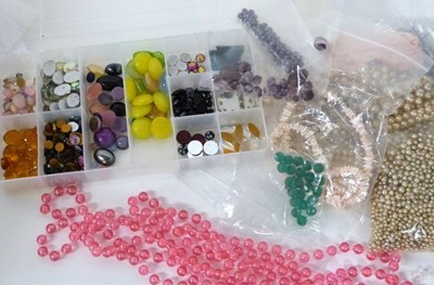 Lot 313 - Large quantity of vintage and modern beads to...