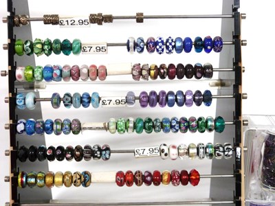 Lot 313 - Large quantity of vintage and modern beads to...