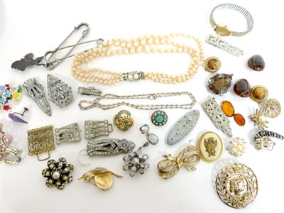 Lot 322 - Shoe box of various costume jewellery to...