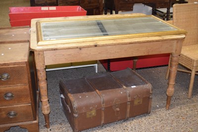 Lot 302 - A Victorian pine kitchen table