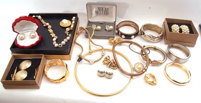 Lot 332 - Box of costume jewellery to include bracelets,...