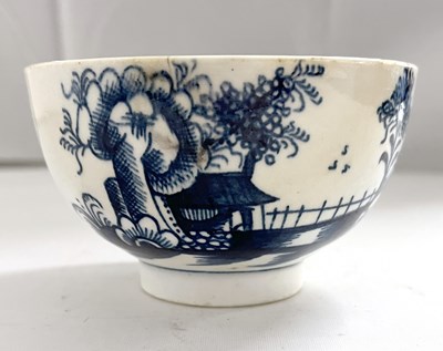 Lot 422 - A Lowestoft porcelain tea bowl with blue and...