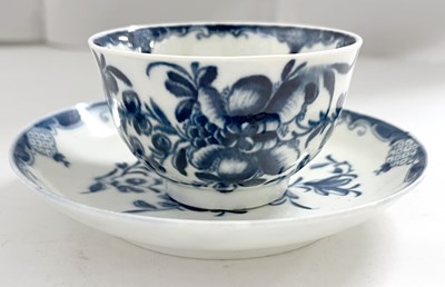 Lot 427 - An 18th Century Worcester porcelain tea bowl...