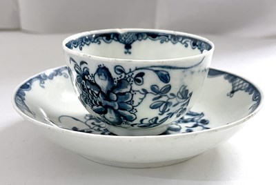 Lot 433 - A Worcester porcelain tea bowl and saucer with...