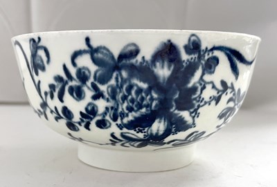 Lot 464 - A Worcester porcelain bowl circa 1770 with...