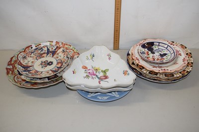 Lot 169 - Mixed Lot: Imari charger, various decorated...