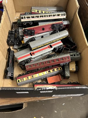 Lot 512 - Box of toy train carriages