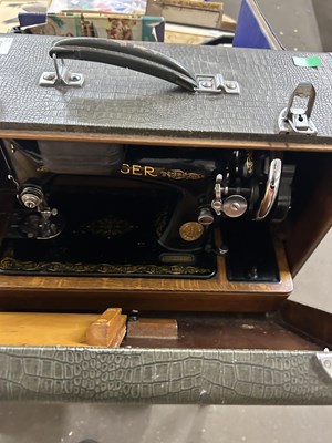 Lot 548 - A Singer sewing machine, cased