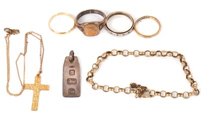 Lot 172 - A mixed lot of jewellery: to include a ring...