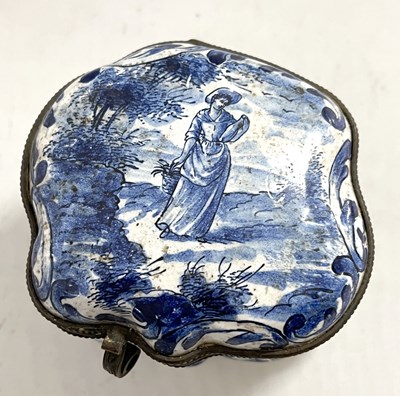 Lot 466 - 19th-century delftware pillbox