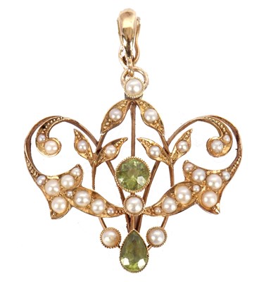 Lot 109 - An Edwardian 15ct peridot and pearl pendant,...