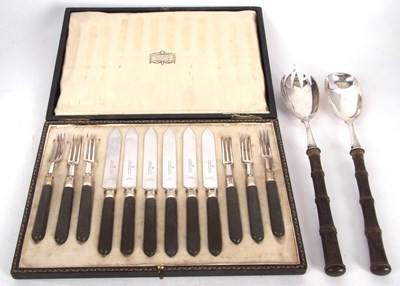 Lot 193 - A vintage cased set of six pairs of dessert...