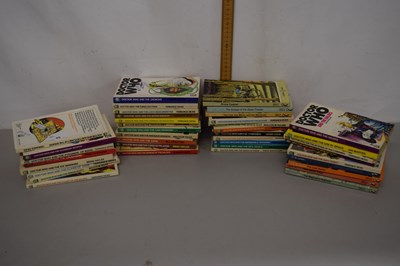 Lot 45 - A collection of paperback Dr Who books and others