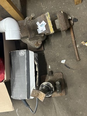 Lot 795 - A bottle jack and a bench vice