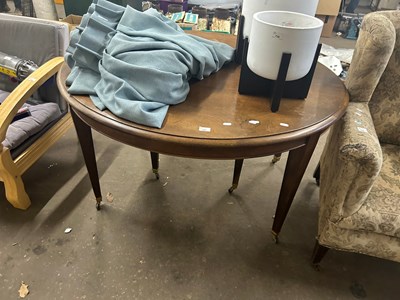 Lot 727 - An Edwardian oval mahogany dining table