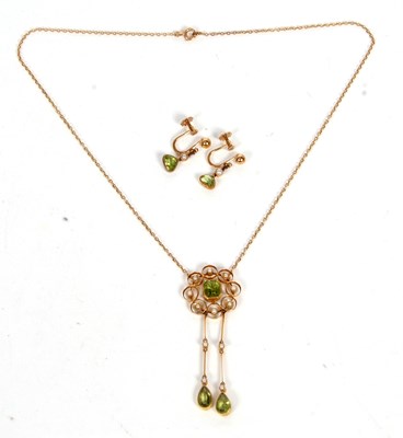 Lot 74 - A 15ct peridot and seed pearl necklace and a...