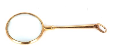 Lot 165 - A 9ct magnifying glass, the round magnifier in...