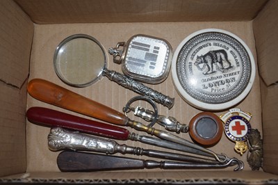 Lot 80 - Box containing various items including a...