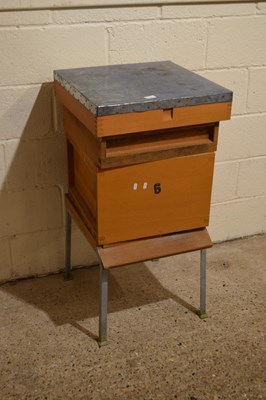 Lot 320 - A beehive