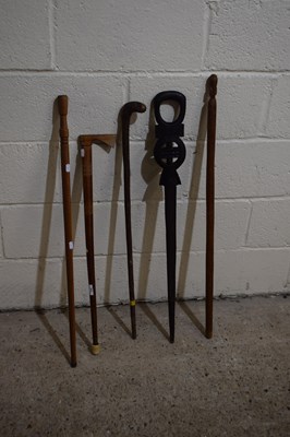 Lot 334 - A quantity of assorted walking sticks