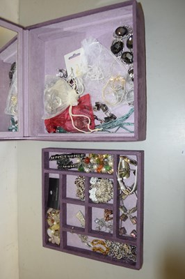 Lot 105 - Box of assorted costume jewellery