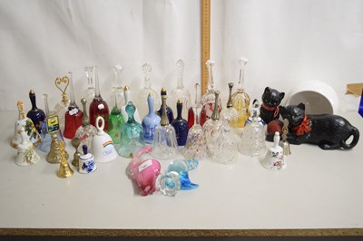 Lot 147 - Quantity of glass and ceramic table bells