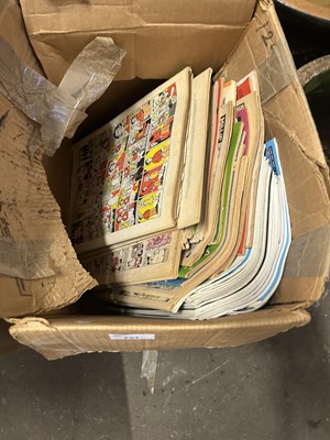 Lot 751 - Box of various Viz comics etc