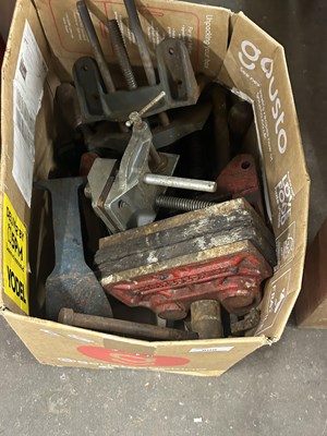 Lot 809 - Quantity of various woodworking vices and hand...