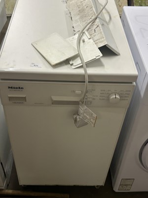 Lot 831 - A Miele dishwasher