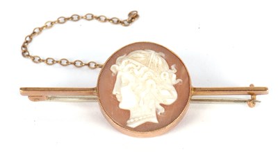 Lot 133 - A cameo brooch, the round shell cameo carved...