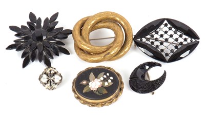 Lot 255 - A mixed lot of brooches: to include an oval...