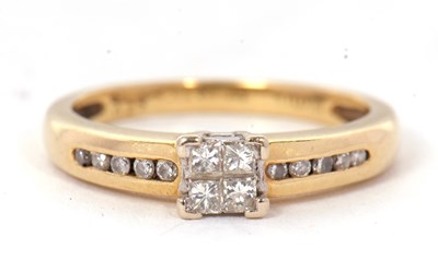 Lot 28 - An 18ct diamond ring, set to centre with four...