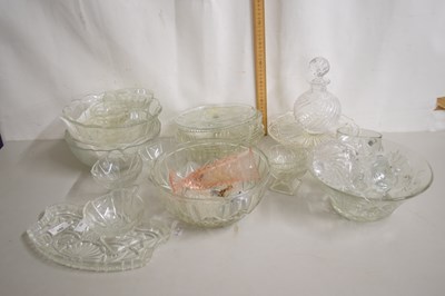 Lot 17 - Mixed Lot: Various glass bowls, vases etc