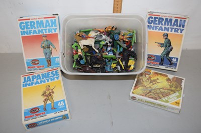 Lot 69 - Quantity of toy soldiers and assorted figurines