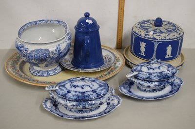 Lot 209 - Quantity of blue and white to include tureen,...