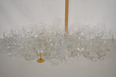 Lot 214 - Mixed lot of assorted glassware