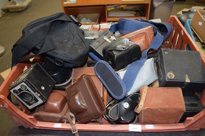 Lot 617 - Quantity of assorted vintage cameras and bags